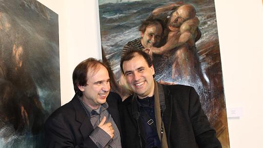 Sie sind im Leben und auf dem Gemälde Freunde: der Kurator Rafael Ramirez Maro (l.) und der Künstler Alejandro DeCinti, der einige seiner Gemälde derzeit in der Burggalerie ausstellt. Foto: J. Klieser